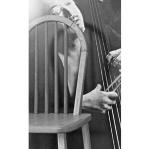 ハープの形の背もたれの椅子とベースを弾いている人の写真