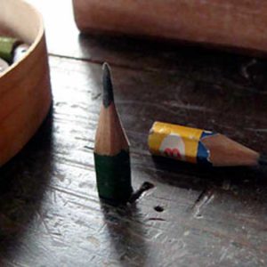 木工作業に使っているとても短い鉛筆