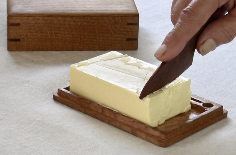 木製バターケース に置いてあるバターを付属の木製バターナイフでカットする