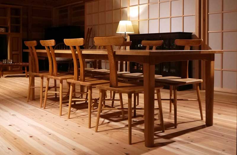ホワイトオーク無垢材のダイニングテーブルと８客の木製椅子