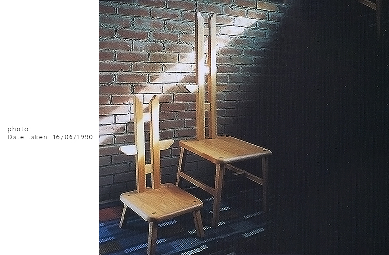 オーク無垢材で制作した木製椅子。背板に羽がついていている天使という名前の椅子。大人用と子供用の２脚