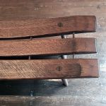 arco bench / アミ SHIMS FURNITUREが制作した座がカーブしている樽材のベンチの脚と座のつなぎの楔部分