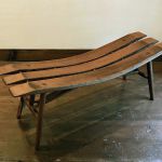arco bench / アミ SHIMS FURNITUREが制作した座がカーブしている樽材のベンチ