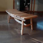 arco bench / シロフォン SHIMS FUNITUREが樽材で制作した座が木琴のように並び扇型に広がったベンチの脚部