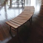 arco bench / シロフォン SHIMS FUNITUREが樽材で制作した座が木琴のように並び扇型に広がったベンチ