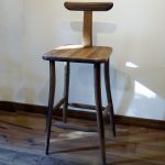arco chair / カリーナ SHIMS FURNITUREが樽材を使って制作したarco styleのハイチェアー 脚の部分は樽材の湾曲部が使用され緩やかにカーブしている