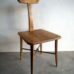 arco chair 結 /アルト SHIMS FURNITUREが樽材を使って制作したarco styleの椅子 脚部のつなぎは十字型で結び目の飾りがついており背は緩やかにカーブしている