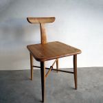 arco chair 結 /ピッコラ SHIMS FURNITUREが樽材を使って制作したarco styleの椅子 脚部のつなぎは十字型で結び目の飾りがついており背は緩やかにカーブしている