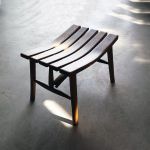 arco stool / アミ SHIMS FUNITUREが樽材で制作した座がカーブしているスツール