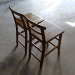 custom made chair twin SHIMS FUNITUREが楢材で制作したカスタムメイドの座が高い子供用椅子2脚の後部