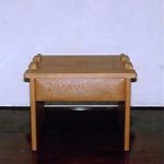 solid stool / カセット SHIMS FUNITUREが楢無垢材で制作した板材仕立ての引き出しつきスツール