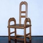 solid chair / ARISAN SHIMS FUNITUREが楢材で制作した椅子 脚から立ち上がった両脇と背中は2つの板が頭を付き合わせた形になっている