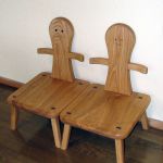 solid chair / ビー & ファー SHIMS FURNITUREが楢無垢材で制作した背もたれに手と目と口がついている子供用椅子