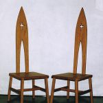 solid chair / ガウディ SHIMS FUNITUREが楢無垢材で制作した背が教会の尖塔形で十字架がくり抜かれている椅子