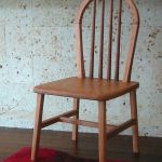 solid chair / ハープ SHIMS FUNITUREが楢無垢材で制作した馬蹄形の背もたれに4本の棒が立っている椅子ハープ