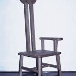 solid chair / キリン SHIMS FUNITUREが楢無垢材で制作した背もたれが高く目と口がある頭と肩肘がついている椅子の側面