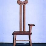 solid chair / キリン SHIMS FUNITUREが楢無垢材で制作した背もたれが高く目と口がある頭と肩肘がついている椅子