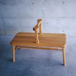 solid chair / オール SHIMS FUNITUREが制作した楢無垢材の二人がけ椅子 中央にオール形の肘置きがついている