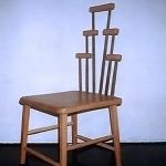 solid chair / パッソ SHIMS FUNITUREが楢無垢材で制作した椅子背もたれは棒が階段状に組み合わさっている