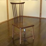 solid chair / サラ SHIMS FURNITURE制作が楢無垢材で制作した椅子 背もたれは6本の棒の上部に羽がデザインされた横木がついている