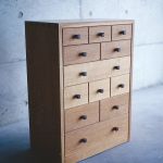 solid chest TEKONA SHIMS FUNITUREが制作した楢無垢材の小引き出し 8段でサイズが3種類12個の引き出し 引き出しのつまみはブラックウォールナット