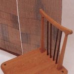 solid chair / ゴーシュ SHIMS FUNITUREが楢材で制作した4本の弦がついている楽器のような背もたれの椅子