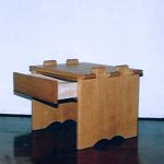 solid stool / カセット SHIMS FUNITUREが楢無垢材で制作した板材仕立ての引き出しつきスツールの側面