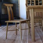 樽材で作られた背板がカーブした椅子