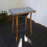 arco stool / デュオ SHIMS FURNITUREが樽材を使って制作したarco styleのスツール 脚は緩やかにカーブしている フェルト製の椅子マットつき