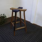 arco stool タイムス SHIMS FUNITUREが制作した樽材のスツール 座が十字型 一部にフェルトつき