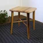 arco stool / 結 SHIMS FUNITURE樽材で作った 足の繋ぎが十字形のスツール