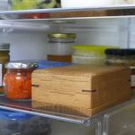冷蔵庫に収めた200用木製バターケース