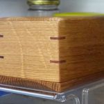 冷蔵庫の中のポンドサイズの木製バターケース