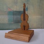 CDホルダー ヴァイオリンの形をした背が立っているCDケースを立てるためのホルダー