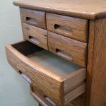 combination chest / original ホワイトオーク板材の本体と引き出し前板に樽材のカーブを使った5段引き出しのチェストの引き出しを出しているところ