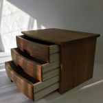 combination chest / nami  order ホワイトオーク板材の本体と引き出し前板に樽材のカーブを使って制作した3段の小引き出し 引き出しを出しているところ