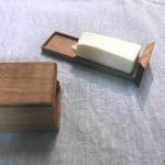 バターケース /ミニサイズ/100gバター用 100gサイズのバター用木製バターケース 。引き出しの板に置いたバター。