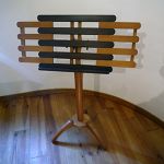 ノートスタンド SHIMS FUNITUREが制作した楢無垢材の譜面台 五線譜模様のストライプ譜面置きがスライドして広がっている