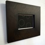 額 / Wide frame /postcard size 樺ザクラ無垢材のココア色着色の壁かけ式幅広額縁にポストカードが入っている