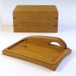 バターディッシュ/ポンドサイズ/450gバター用 ポンドサイズ木製バターケース の蓋を外した内部。底板と木製バターナイフ