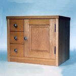 solid cabinet CATknob 楢無垢材のキャビネット 引き出しと開き扉に猫顔のステンレス鋳物のノブ