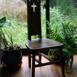 solid chair クロス / NIS SHIMS FURNITUREが楢無垢材で制作した背もたれに十字形のくりぬきがある椅子が窓辺に置いてある