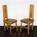 solid chair / クロス SHIMS FURNITUREが楢無垢材で制作した背もたれに十字形のくりぬきがある椅子