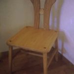 solid chair / TAMA SHIMS FUNITUREが楢無垢材で制作した背もたれが羽の形をした椅子