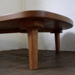 low table OMUSUBI HIMS FURNITUREが制作した楢無垢材の天板がおむすび形座卓の脚部