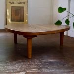 low table OMUSUBI SHIMS FURNITUREが制作した楢無垢材の天板がおむすび形の座卓