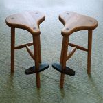 solid stool / サドル SHIMS FUNITUREが楢無垢材で制作した座がサドル型の三本脚のスツール 脚にはフットレストつき