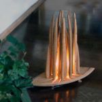 akari / セッション 16本の棒の間から光が漏れる樽材で作られた照明